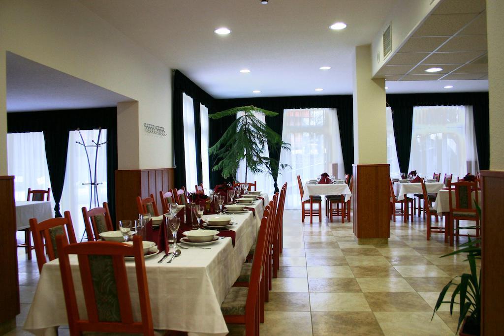 Pontis Ξενοδοχείο Biatorbágy Εξωτερικό φωτογραφία